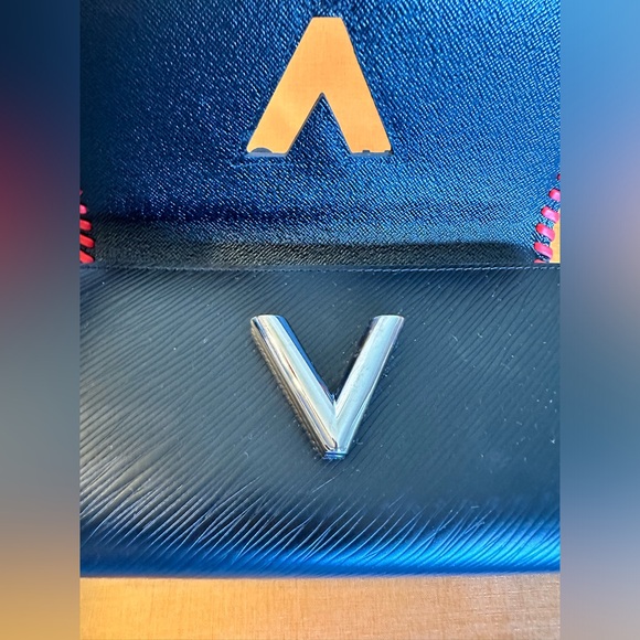 100% Authentic Louis Vuitton Special Edition Epi Leather Wallet - Picture 8 of 12